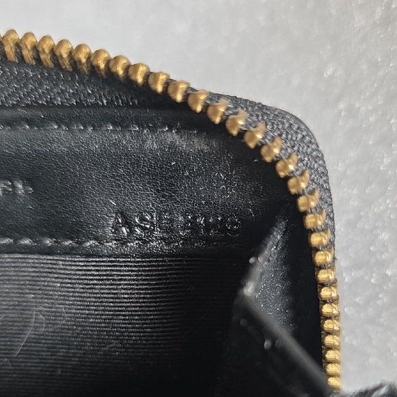 Marc Jacobs Black Pebbled Leather Zip Card Case with Gold Accent - Picture 4 of 11